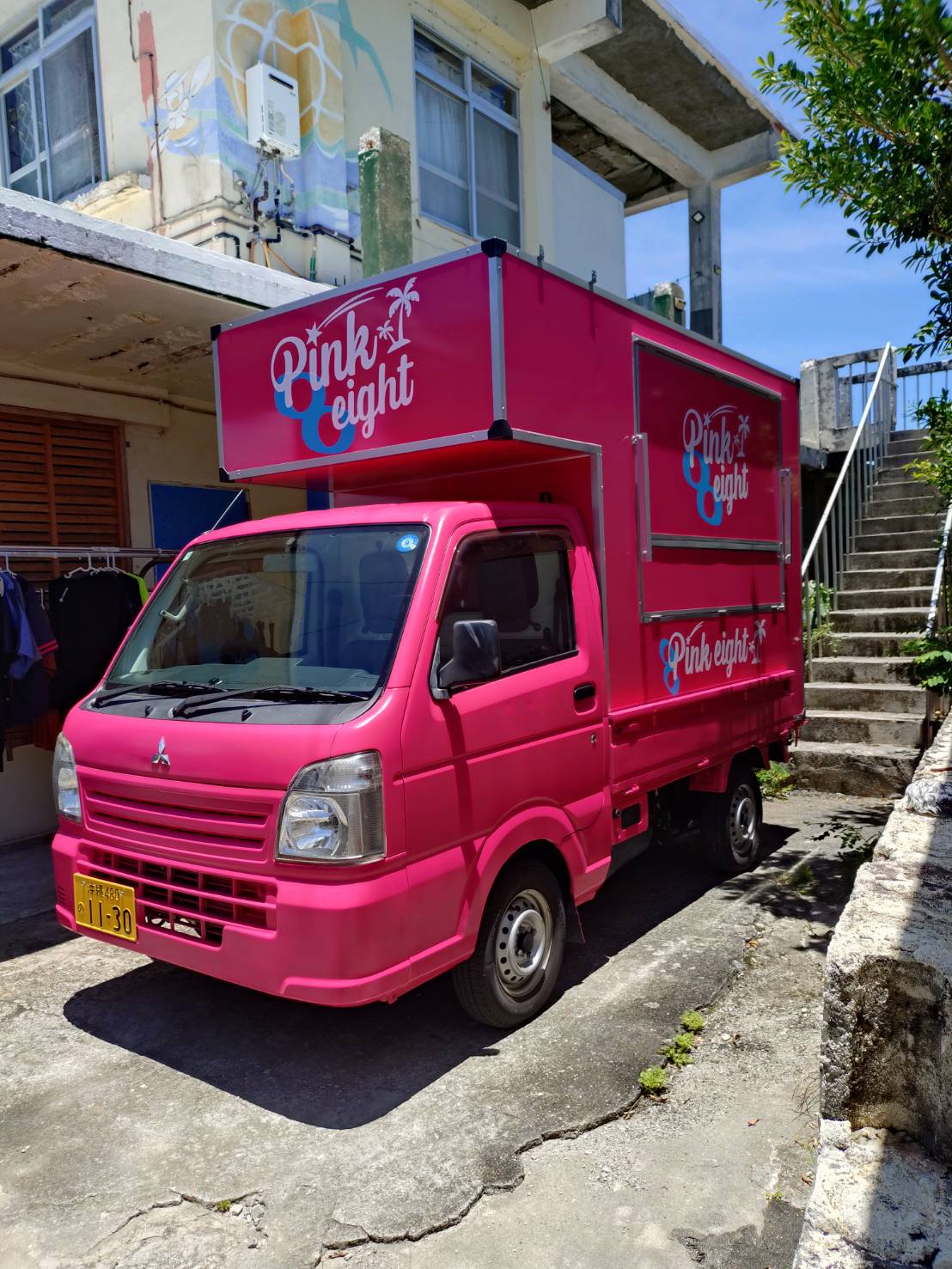 ショッキングピンクに塗られたPink 8ightの軽トラック