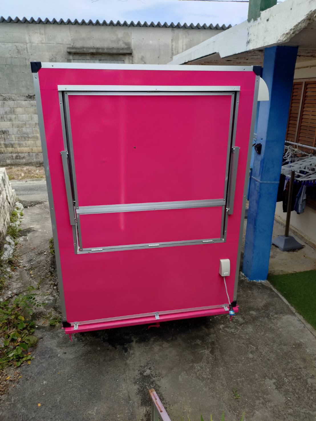 荷台が厨房になっているPink 8ightの軽トラック